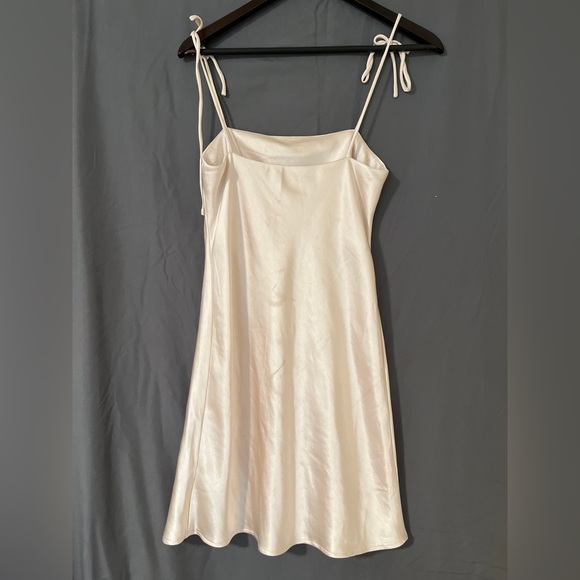 A princess Polly mini dress perfect for a night out or for a dressed up occasion - Picture 2 of 2